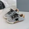 Zapatillas retro 2026 otoño e invierno nuevas zapatillas de skate para niños con superficie de cuero, estampado de estrellas, aspecto desgastado, suela blanda, zapatos casuales para niños y niñas