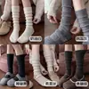 Meias de cano alto grossas para outono e inverno para mulheres, feitas de tricô de caxemira, com design de babados, meias longas, meias com padrão de losangos e meias quentes para esportes ao ar livre