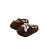 Sapatos de algodão grossos, macios e forrados com fleece para crianças, novo estilo de inverno 2026, sapatos de pelúcia de desenho animado para meninas, pantufas de algodão para bebês