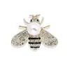 Versión coreana de ropa de alta gama nuevo broche de perlas hebilla de abeja para bufanda accesorios de corsage para hombre y mujer broche venta al por mayor