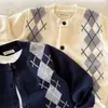 Cardigã de Tricô Infantil para Meninos, Novo Estilo Primavera e Outono 2026, Suéter com Padrão Argyle para Crianças Pequenas, Alta Elasticidade, Casaco de Bebê Tendência para Meninas, Estiloso