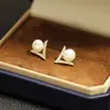 Brincos Clássicos Versáteis em Formato de V Banhados a Ouro com Pedras, Brincos de Pérolas Naturais de Água Doce, Brincos com Pino de Prata 925, Mesmo Estilo das Estrelas Femininas