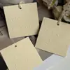 Etiquetas de Papel Vanilla de Alta Qualidade com Logo Personalizado, Etiquetas de Roupa em Relevo, Etiquetas Penduradas para Lojas de Roupas Femininas, Lingerie, Roupas Infantis e Etiquetas Penduradas Impressas
