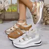 Sapatos Respiráveis Femininos para Sair 2026 Novidades de Verão Comércio Exterior Moda Transfronteiriça Simples Leve Velcro Bico Redondo Aumentadores de Altura Versátil
