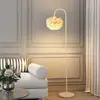Lámpara de pie pluma personalidad habitación dormitorio estilo de alta gama lámpara de pie control remoto regular ambiente lámpara vertical al lado del sofá