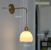 Lámpara de Pared Retro Japonesa de Cobre y Cristal Ámbar con Flor Pequeña para Mesita de Noche, Entrada de Dormitorio, Pasillo, Lámpara de Entrada Simple Moderna