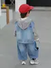 Conjunto de Três Peças de Colete Jeans para Meninos Primavera e Outono Estilo Coreano Roupa Estilosa e Descolada Infantil para Meninos Jovens