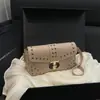 2026 Verão Nova Tendência de Moda Bolsa de Axila com Rebite Bolsa de Ombro Vintage Bolsa para Comutador Francês Bolsa Feminina Atacado