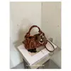 Bolso de mano de lunares de alta calidad, estilo vintage, para mujer, nueva colección de otoño 2026, bolso de hombro de gamuza para ir al trabajo