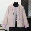 Abrigo de otoño de alta gama para madres en supermercados, chaqueta bordada estilo chino nuevo súper elegante para mujeres de mediana edad mayores de 50