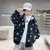 Chaqueta elegante y genial para niños, modelo nuevo 2026, para niños mayores, atuendo de otoño, sudadera con capucha de punto para niños, estilo otoñal moderno