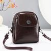 Bolsa Transversal Feminina 2025 Nova Retrô Couro Encerado a Óleo Casual Zíper Dupla Camada Bolsa para Celular Casual Aba Ombro