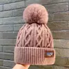 Gorro de Lana de Invierno para Mujer Nuevo Forrado de Felpa Engrosado Protección para los Oídos Bola de Pelo Combinable a la Moda Resistente al Frío Gorro Frío de Punto Cálido