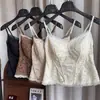 Camisole de renda retrô estilo francês com sutiã embutido, corte justo, que valoriza a silhueta e adequada como camada interna ou um top básico