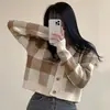 Jaqueta Suéter de Xadrez Curta em Cor Contrastante para Mulheres, Outono e Inverno 2026 Novo Estilo Coreano Chique Elegante Cardigan de Tricô Top