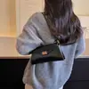 Atacado de bolsas de ombro transfronteiriças, bolsas crossbody de nicho, bolsas quadradas pequenas retrô de alta costura e novas, bolsas versáteis de axila