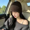 El borde enrollado retro hace que la cara parezca más pequeña gorro de punto de color liso para mujer otoño e invierno protección cálida para los oídos sombrero de lana tejido sombrero de punto cálido simple