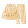 Pijama de franela de dos piezas para niñas para otoño e invierno, ropa de estar cálida de forro polar coral de manga larga, disponible en tiendas físicas