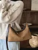 Bolsa de axila de camurça retrô da moda para mulheres, nova tendência outono 2026 Maillard bolsa de ombro transversal para o dia a dia