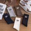 Calcetines populares europeos y americanos de media pantorrilla para primavera y otoño, desodorantes y absorbentes del sudor, calcetines con letras de color sólido, mismo estilo para parejas, listos para la venta