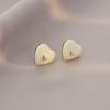 Pendientes de botón con forma de corazón de amor, de lujo, con diseño de nicho y temperamento ligero, pequeños y exquisitos, con clip para la oreja con espiral antimosquitos, sin perforaciones, para mujer