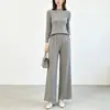 Moda femenina de alta gama en Shenzhen Nanyou, conjunto sofisticado de top de cuello redondo y manga larga y pantalones de pierna ancha fluidos de cintura alta, inspirado en Issey Miyake