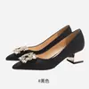 Saltos Agulha Pequenos Robustos Estilo Francês Verão 2025 Novos Sapatos de Salto Único Pointudos Coreanos Moda Pérola Strass Sapatos de Casamento