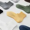 Meias para Todas as Estações, Meias Masculinas Antibacterianas, Absorventes de Suor e Desodorantes de Cano Médio, Meias Ins da Moda, Meias para Jovens Estudantes, Meias Zhuji