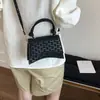 Moda Transfronteiriça Simples e Estilosa Bolsa Feminina com Estampa de Letras 2025 Nova Tendência Versátil Bolsa de Ombro Crossbody Pequena Quadrada