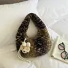 Nova Bolsa de Pelúcia Elegante de Alta Qualidade para Outono 2026, Bolsa Dumpling Relaxada e Chique para o Dia a Dia