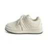 Zapatillas casuales versátiles y de moda para mujer, nueva colección otoño 2026, súper populares entre los estudiantes, zapatillas blancas con suelas gruesas y un diseño que aumenta la altura