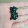 Directo de fábrica Jade de tinta natural de Xinjiang colgante de dibujos animados doce signos del zodíaco Rey de la Medicina talla en piedra colgante pequeño boutique venta al por mayor