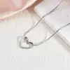 Collar con Colgante de Corazón Mariposa Hueco Transfronterizo de Acero de Titanio para Mujer, Sencillo y Moderno con un Toque de Alta Gama, Joyería Versátil de Cadena para Clavícula