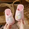 Chinelos infantis para meninos e meninas, de algodão para primavera e outono, fechados na frente, antiderrapantes, para casa, com desenho, para crianças maiores e bebês, chinelos de algodão e linho atacado