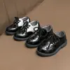 Sapatos Infantis de Couro Primavera e Outono Estilo Quente Estilo Academia para Meninos Sapatos Pequenos de Couro Sapatos de Solado Único Estilo Britânico Preto e Branco de Couro Envernizado para Meninas Sapatos de Princesa