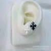 Los pendientes de cruz de cerámica de zirconia son pequeños, exquisitos y libres de metales pesados, adecuados para perforaciones y cuidado de los oídos