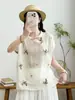 Camisa de Manga Curta de Rami Puro Feminina Verão Leve Respirável Novo Estilo Chinês Gola Oblíqua Botões de Rã Top Bordado Artístico de Morango