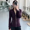 Ropa de Yoga de Alta Calidad con Tejido Cepillado, Cuello Alto, Mangas Largas y Cintura Ajustada, Combinada con una Chaqueta Deportiva para Correr de Ajuste Delgado y Amigable con la Piel