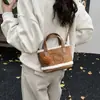 Bolso de Mano con Cesta de Verduras de Lana de Cordero de Peluche Transfronterizo para Mujer, Bolso Cruzado Lindo de Dibujos Animados de Nicho para Viajeros y Niños, Moderno