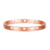 Europa y Estados Unidos todo partido amor moda acero inoxidable hebilla simple pulsera Viento de网红 hueco amor titanio acero pulsera pulsera