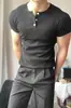 Camisa Masculina de Verão Estilo Americano Henley com Gola Henley, Cinza Floral, Corte Slim, Ajuste na Cintura, Manga Curta, Resistente, Realçadora de Músculos, Camada Base para Fitness