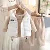 Conjunto de tres piezas para niños y niñas con forro de polar para invierno, nuevo chaleco cálido con capucha y forro de polar, diseño engrosado para niños pequeños, ropa de invierno moderna
