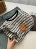 Camiseta Listrada Bordada com Estampa Laranja para Mulheres, Verão 2026, Casual Solta Versátil Estilo Japonês Camiseta Básica Nova