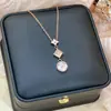 Nuevo Collar de Acero de Titanio con Concha Blanca de Trébol de Cuatro Hojas Más Vendido para Mujeres Estilo Ins Moda Versátil Nicho Joyería de Mano Dorada de 18K Que No Se Desvanece