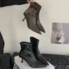 Botas de Cano Curto Stiletto Bico Fino Estilo Coreano para Mulheres Inverno 2026 Versátil Emagrecedoras Temperamento Hot Girl Botas Martin Cano Curto para Mulheres