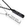El Regalo es un Collar Colgante con las Palabras Te Amo Grabadas, un Accesorio de Alta Gama para el Día de San Valentín