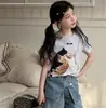 Conjunto de T-shirt Casual Loose Estilosa com Estampa de Desenho e Shorts Jeans para Meninas Verão 2026 Novo Tendência