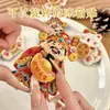 El imán de nevera del Dios de la Riqueza es un diseño creativo, giratorio y magnético que simboliza riqueza abundante y prosperidad para el Año Nuevo.. Sirve como un artículo decorativo para traer buena fortuna y bendiciones a tu refrigerador