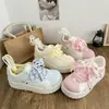 Zapatos blancos lindos y adelgazantes de suela gruesa para mujer, nuevo modelo de otoño 2026, mocasines estudiantiles resistentes al desgaste estilo campus para mujer