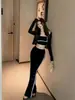 Toma real~ Conjunto deportivo casual de tres piezas para mujer de principios de otoño, nuevo estilo con cárdigan de color contrastante, top y pantalones casuales, atuendo puro y seductor